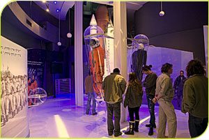 כאן פוגשים המבקרים בסיפורו של אילן רמון, משירותו בחיל האוויר, דרך תקופת האימונים בנאס"א, ועד המשימה בחלל וסופה הטראגי עם התרסקות