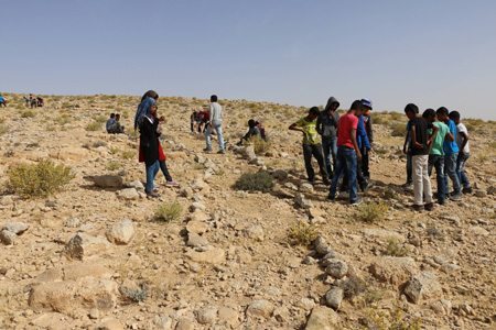 תלמידים מבית הספר בישוב הבדואי עבדה, פורצים שבילים בפארק ציורי הסלע בהר מחיה