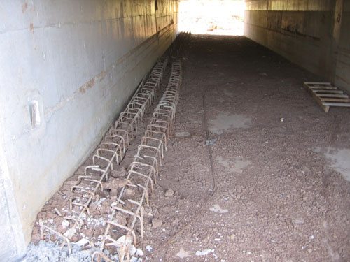 לחצות מעל זרם המים: בניית מדרגה למעבר בעלי חיים (צילם אלון לוי)