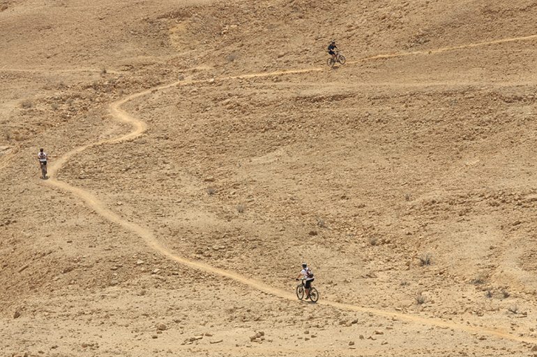 רוכבים במקטע ממכתש רמון לאילת. צילום: שי גיטלמן