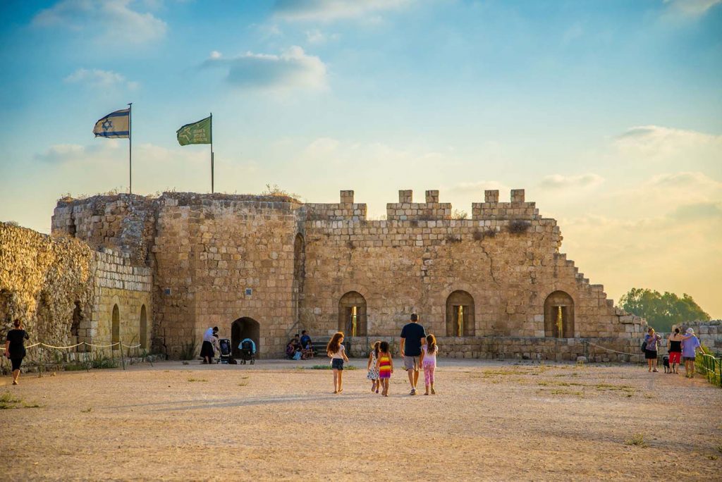 מטיילים בגן לאומי ירקון - תל אפק