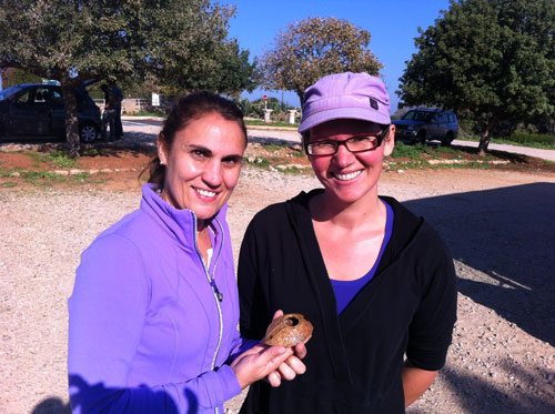 המוצאות הישרות סינתיה ותרזה צילם חגי יוחנן , מנהל גן לאומי אפולוניה , רשות הטבע והגנים