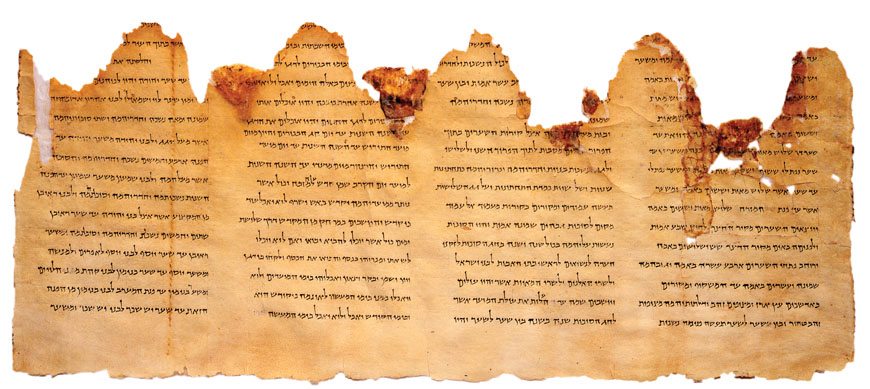 מגילת המקדש, מתוארכת לשלהי המאה ה-1 לפני הספירה או לראשית המאה ה-1 לספירה. צילום: ארדון בר חמא. התמונה באדיבות מוזיאון ישראל בירושלים .