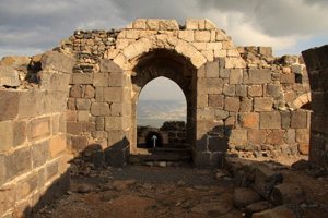 השער המזרחי בגן לאומי כוכב הירדן - יעקב שקולניק