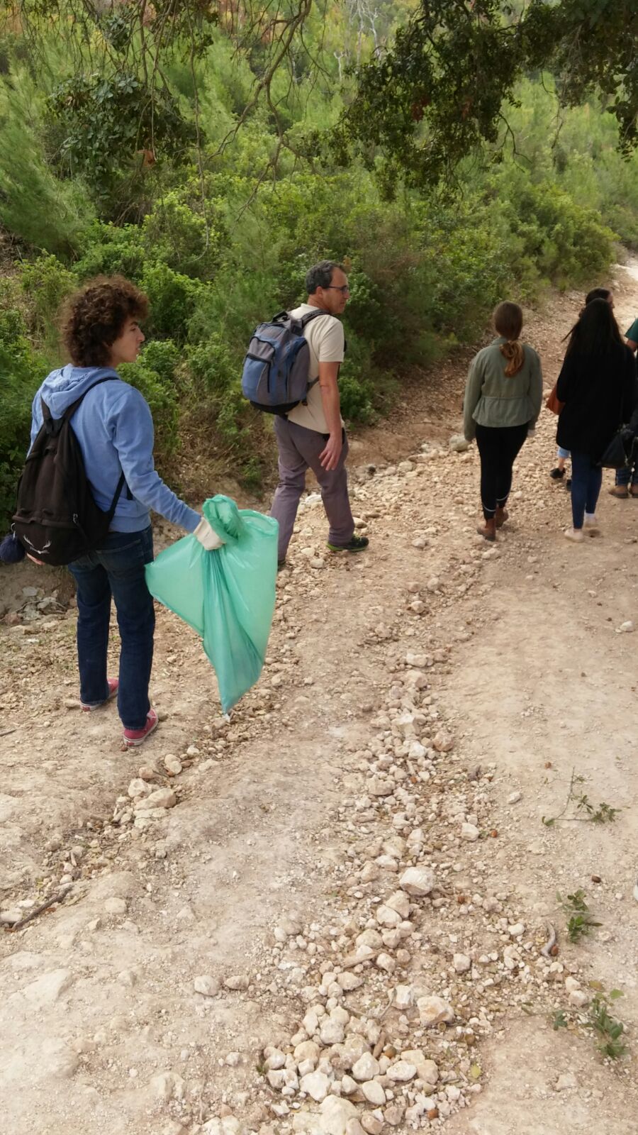 תלמידי בית ספר זבולון מנקים את הכרמל, צילום: דיויד רזק