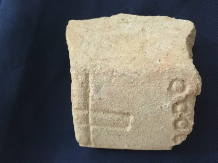 שפת קערה מעוטרת בחצי צלב ועיגולים