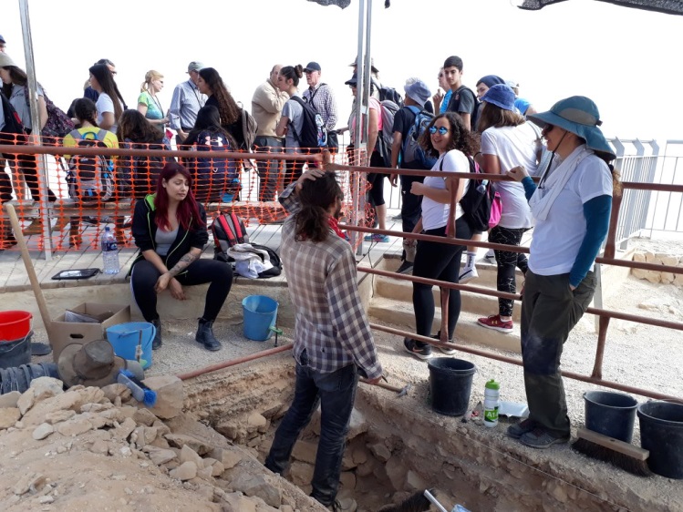 מבקרים בחפירות. צילום: חי אשכנזי