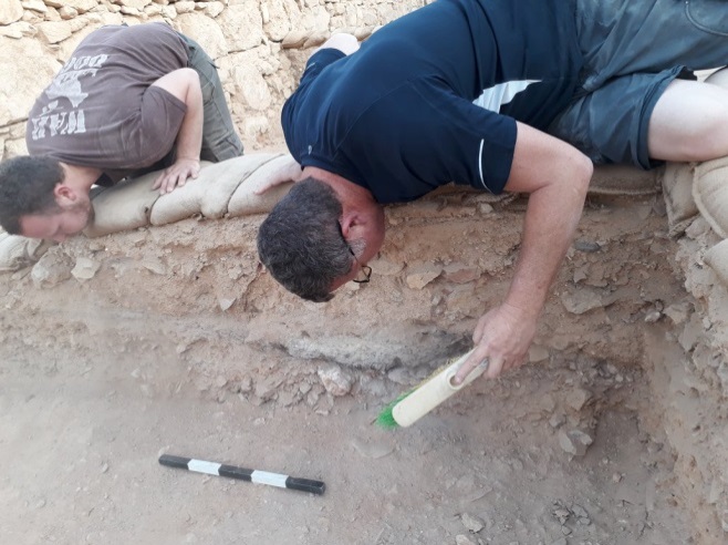 ניקוי לקראת צילומים. צילום: חי אשכנזי