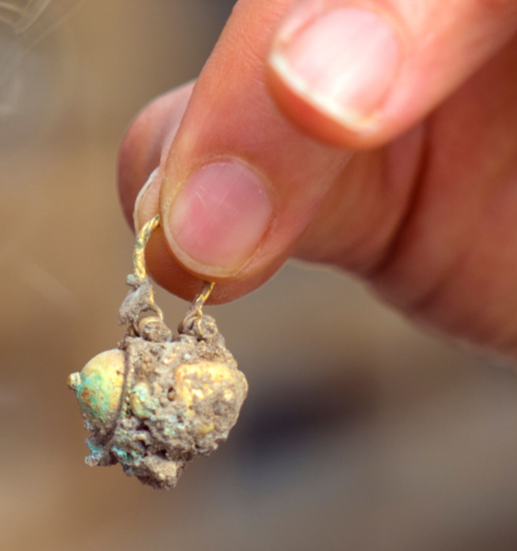 עגיל זהב שהוטמן בקיסריה-צילום יניב ברמן.png