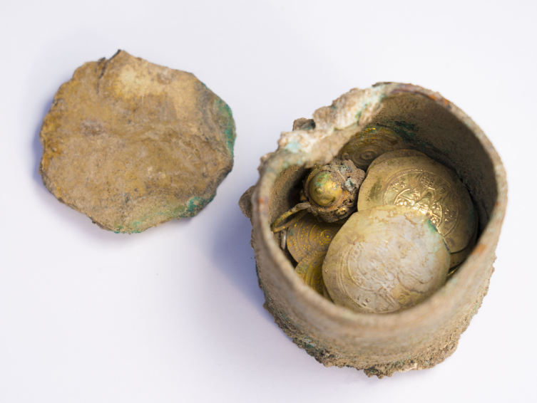 קופסת ברונזה מטבעות ועגיל שנמצאו בתוכה-צילום יניב ברמן קיסריה.png