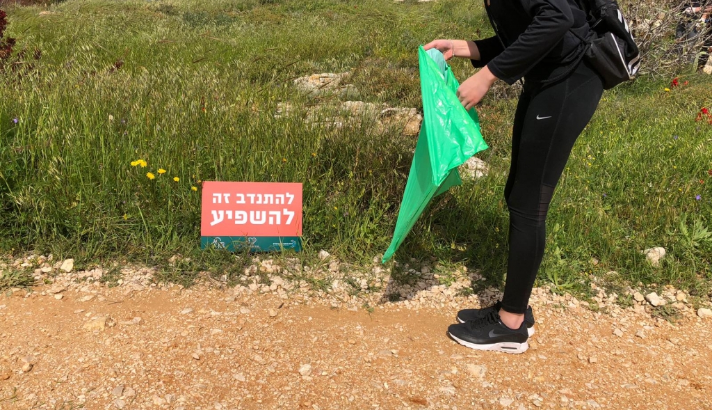 ניקיון תיכון הראל בקסטל. צילום שרון גולן הרשקוביץ.jpeg