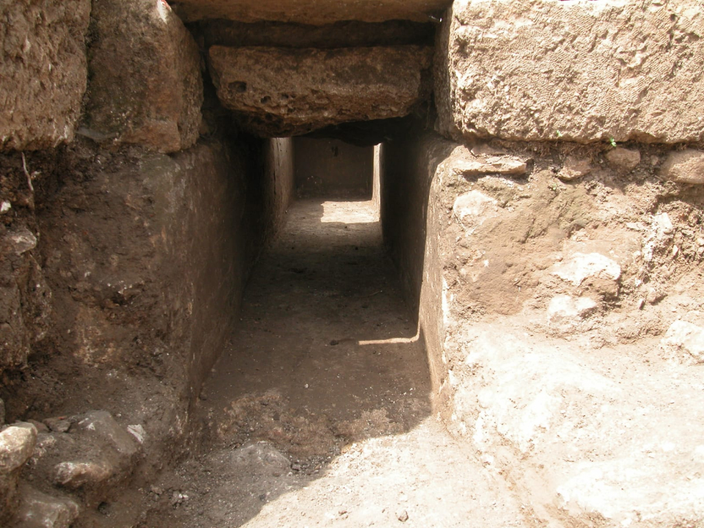 חפיר במגדל צדק