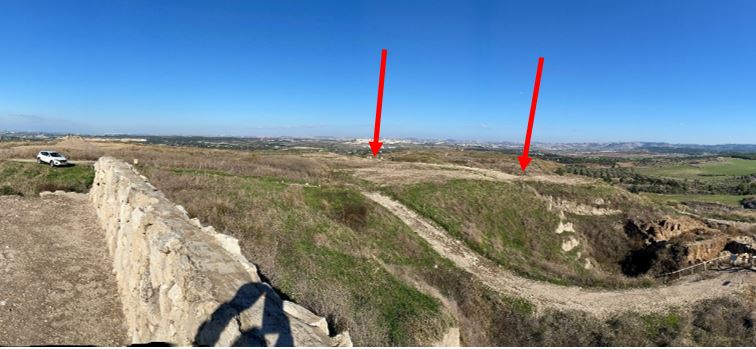 צילום פנורמי לאחר הסרת ערמות השפכים. ראשי המצבות ואזור שער שלמה (מסומנים בחץ) נראים מהתצפית צילם ג'ים פרקר