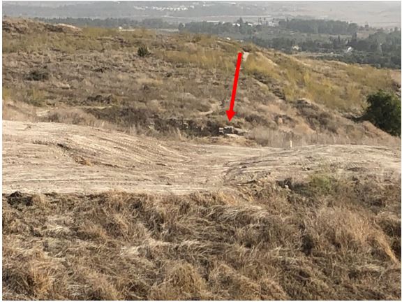 תל גזר - מבט מהתצפית ל'שער שלמה', הקיר המסומן בחץ נמצא במחיצה המזרחית של השטח מעל השער