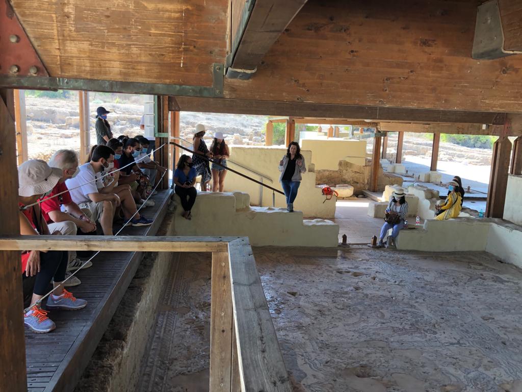 הדרכה על הפסיפסים הייחודים בגן הלאומי ציפורי. צילום מיכל שחיבר רשות הטבע והגנים