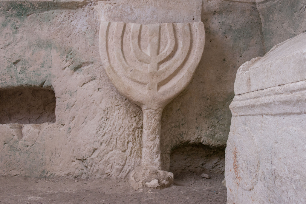 תבליט מנורה בבית שערים- צילום שי אשכנזי