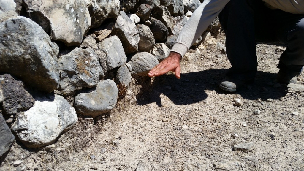 קיר צף במצודה הישראלית היד מסמנת את גובה המילוי הנדרש