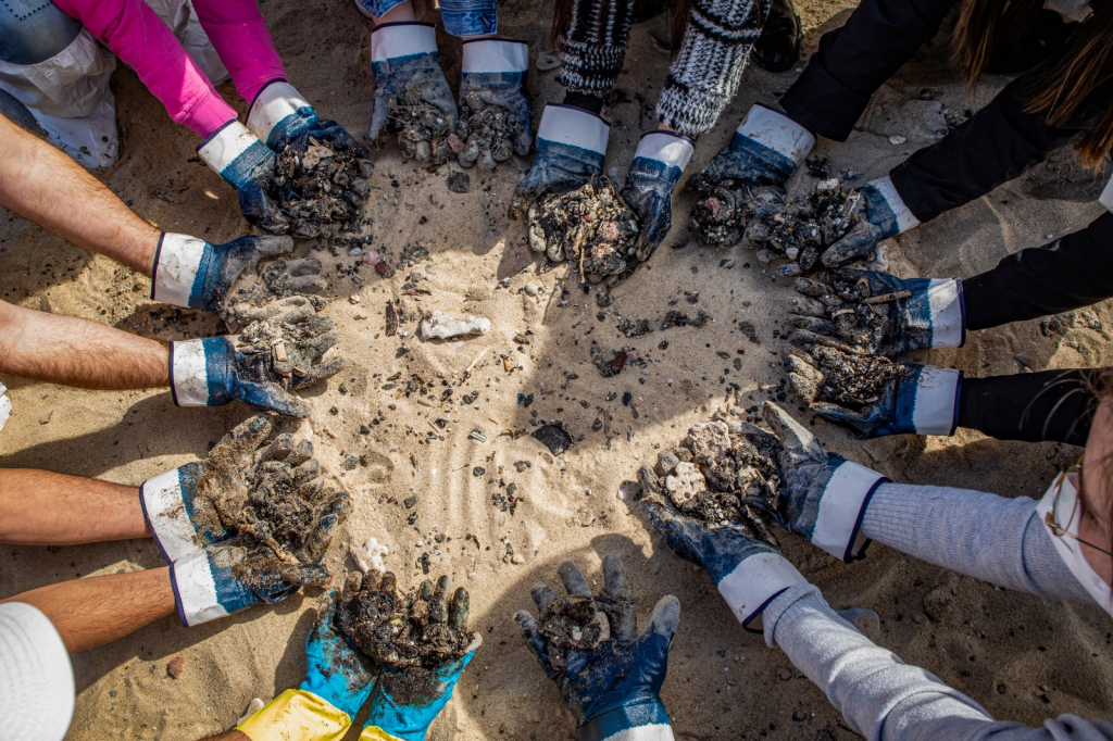 מנקים זפת בידיים - דפנה בן נון