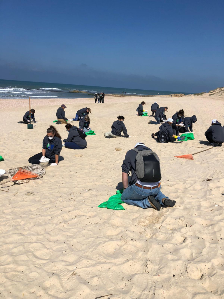 צוות שגרירות בריטניה מנקים בחוף פלמחים- איציק פלי רטג