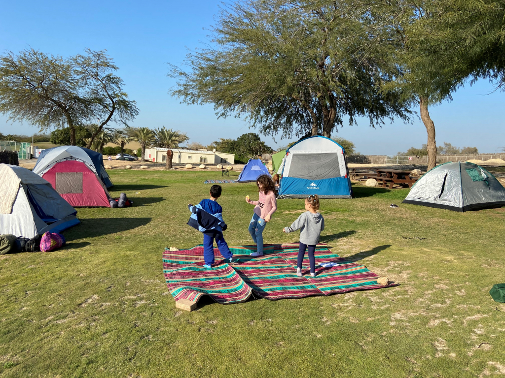 חניון לילה הבשור (אשכול) ילדים בדשא בחניון לילה הבשור (אשכול)