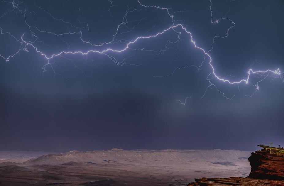 ברקים במכתש רמון- צילום דיוויד רזק