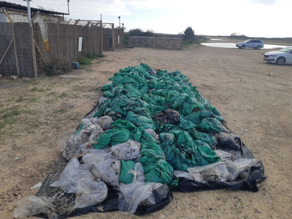 ניקוי זפת בחוף הבונים