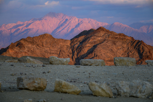 שקיעה מהר יהורם לכיוון מעלה אילת ועל רקע הרי אדום. צילום חן טופיקיאן רשות הטבע והגנים