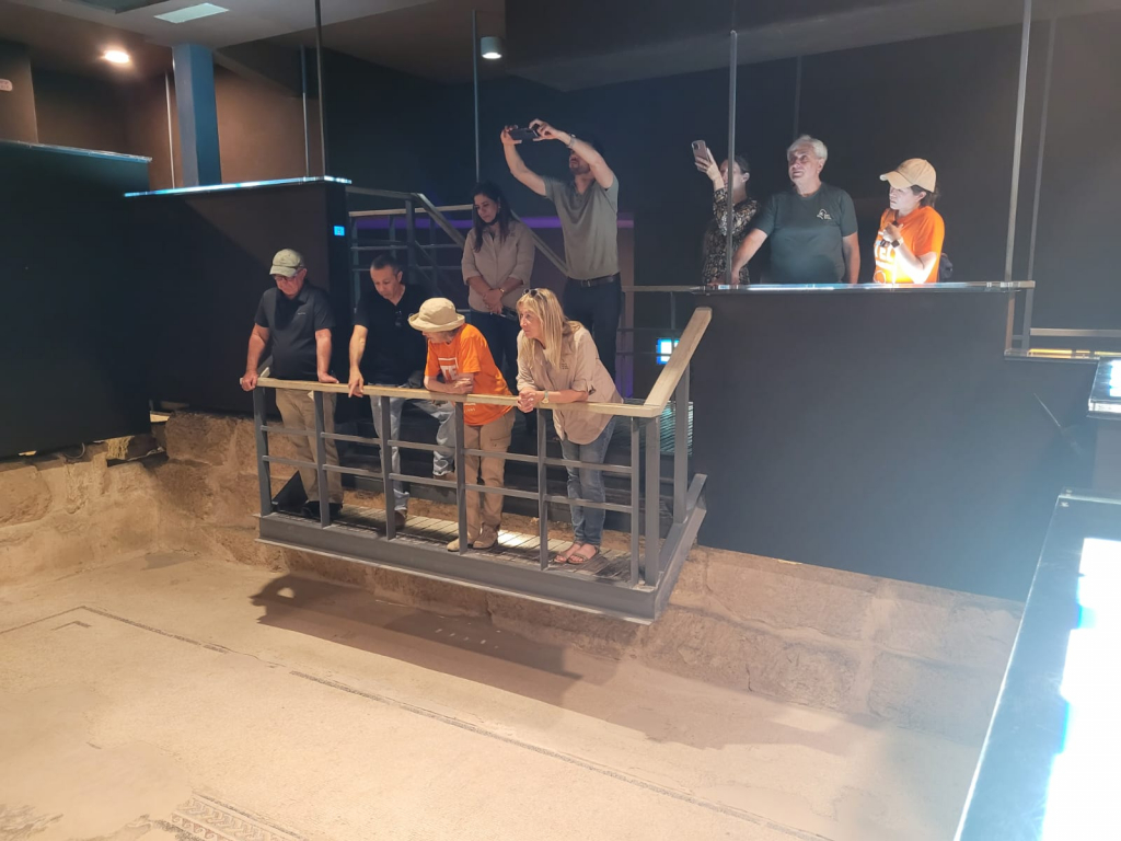 שלבי וויט, קרן ליאון לוי סיור ציפורי