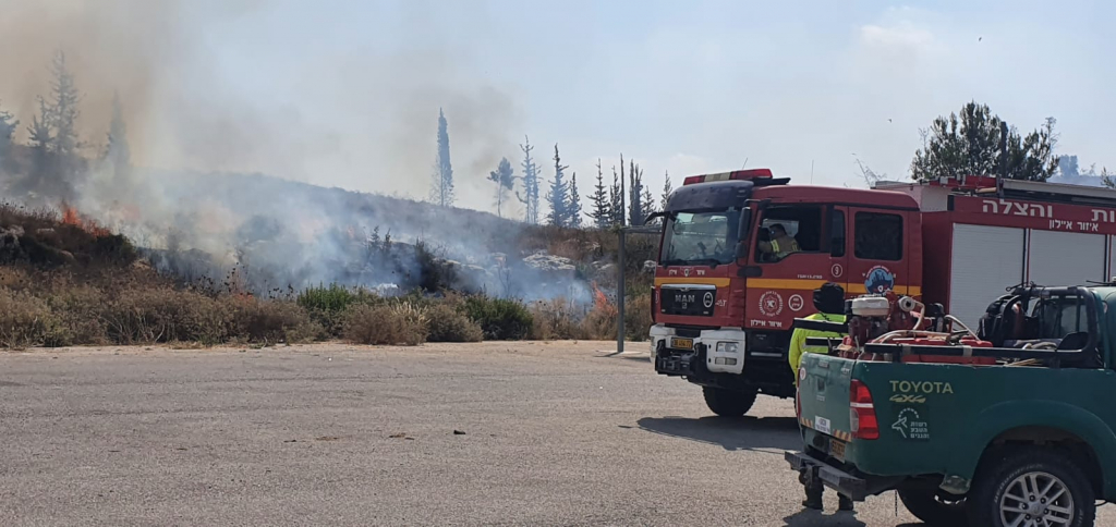 הבערת שריפות יזומות למניעת התפשטות אש. צילום רועי שטראוס רשות הטבע והגנים