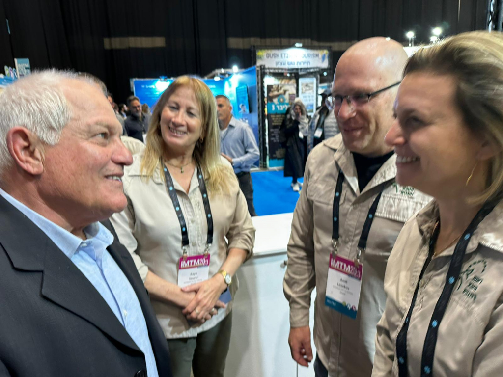 שר התיירות מבקר בביתן רשות הטבע והגנים ביריד התיירות הבינלאומי