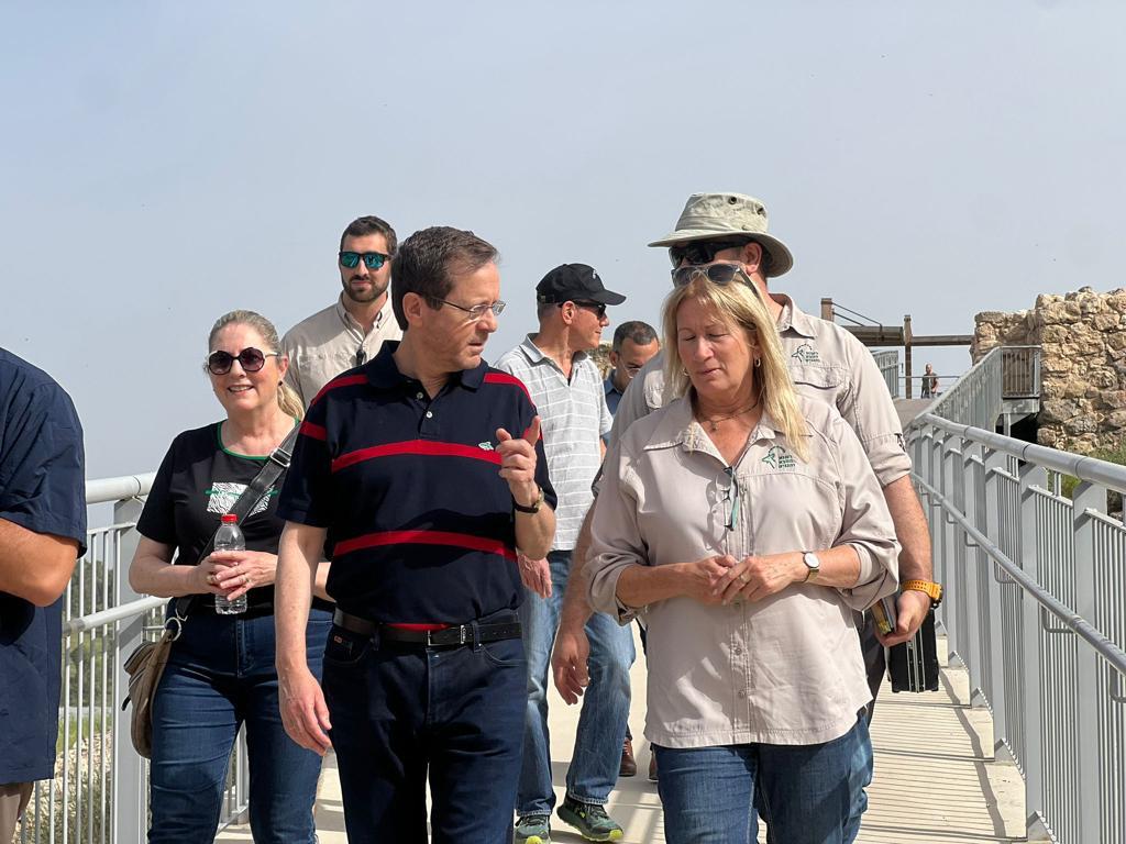 נשיא המדינה יצחק הרצוג, ביקר היום בגן הלאומי תל לכיש ופגש יחד עם מנכ״לית רשות הטבע והגנים רעיה שורקי מטיילים. קרדיט דוברות הנשיא