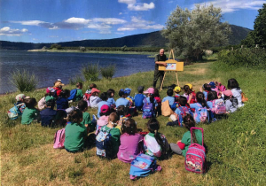 תצלום של מתנדב וקבוצת ילדים. צלם ארמנדו די מרינו מתדנב בשמורת טבע באיטליה