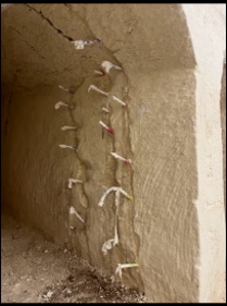 התקנת צינוריות בתוך הבקעים והסדקים בסלע, כהכנה למילוי בהזרקה של חומר מליטה נוזלי