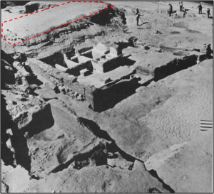 סימון אדום מיקום רצפת הבית כנסת סימון אדום מיקום רצפת הבית כנסת מתוך צילום בדוח החפירה. מבנה תעשייתי ורחוב הקודמים לבניית בית הכנסת